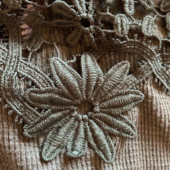 AE xs cute army green long sleeve with inset lace - Picture 10 of 11